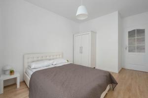 Family Apartment in Łódź with Balcony Close to the Park by Noclegi Renters