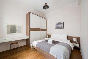 Metro Politechnika Spacious Apartment by BookingHost