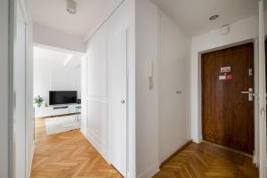 Wola Spacious Signature Apartment by BookingHost