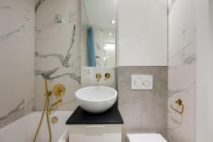 Wola Spacious Signature Apartment by BookingHost