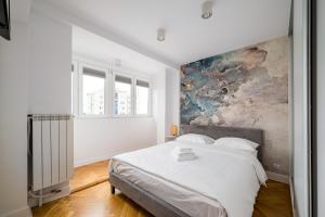 Wola Spacious Signature Apartment by BookingHost