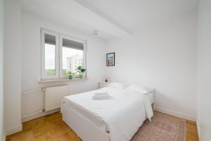 Wola Spacious Signature Apartment by BookingHost