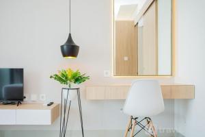 Comfort and Minimalist Studio at Embarcadero Bintaro Apartment By Travelio