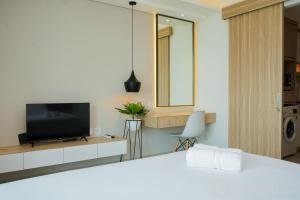 Comfort and Minimalist Studio at Embarcadero Bintaro Apartment By Travelio