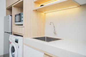 Comfort and Minimalist Studio at Embarcadero Bintaro Apartment By Travelio