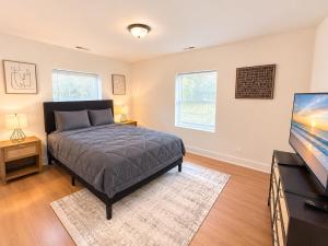 2BR,1BA WiFi Parking Full Kitchen