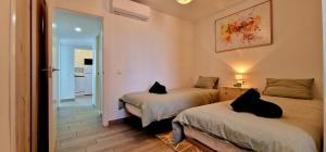 Las Palmeras - Seafront Apartment for 6 with Glazed Terrace and Marina Views