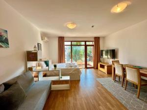 Bright Studio with Pool View in Vineyards