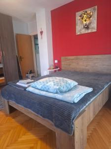 Apartman Red wall