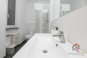 Apartments in Palazzo San Paolo with balconies by ML WHITE HOUSE