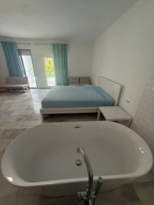 Casa en Marbella para 6 con playa y 2 piscinas
