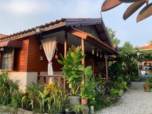 K Khan Private Garden Home - Chiang Khan Walking Street