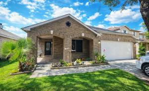 IAH Spacious 4BR Retreat 5 Beds Sleeps 10