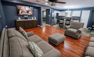 IAH Spacious 4BR Retreat 5 Beds Sleeps 10