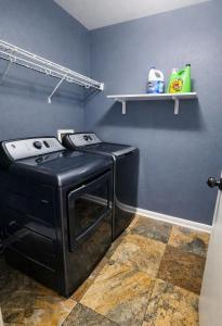 IAH Spacious 4BR Retreat 5 Beds Sleeps 10
