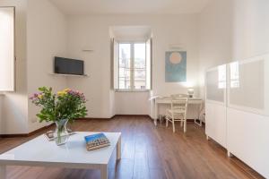 GuestHost - Roomy Apartment in Romes Centre