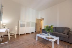 GuestHost - Roomy Apartment in Romes Centre