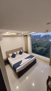 HOTEL NEW LYCORIS Inn Zirakpur Near Chandigarh Railway Station !! Free Parking & Best Choice RJ Tourists