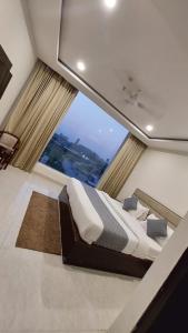HOTEL NEW LYCORIS Inn Zirakpur Near Chandigarh Railway Station !! Free Parking & Best Choice RJ Tourists