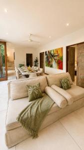 4BR Ocean-View Pool Villa Berawa 200m to Beach