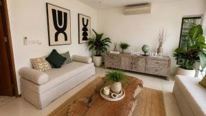 4BR Ocean-View Pool Villa Berawa 200m to Beach