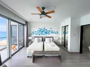 Blue Ocean -A Sky Harbour Oceanfront Twin Suite
