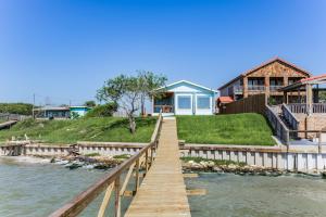 Castaways Retreat and Private Pier