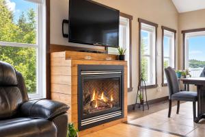 Le Repos de LOurs Waterfront Chalet with Private Dock