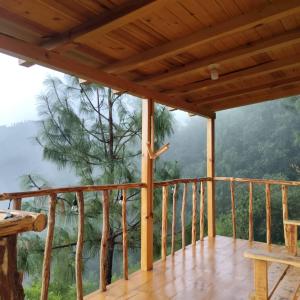 Cabaña con chimenea y fogata en el bosque cerca deSan Jose del Pacifico
