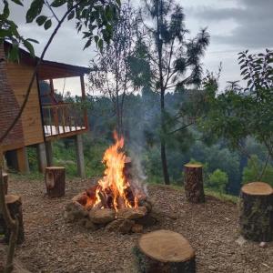 Acojedora cabaña con chimenea y fogata en el bosque cerca de san José del pacifico