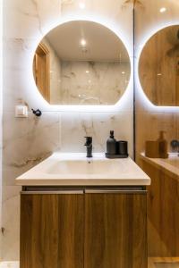 Almond Jacuzzi Suites - Private Indoor Jacuzzi - Self Check-In - Free & Easy Street Parking
