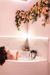 Almond Jacuzzi Suites - Private Indoor Jacuzzi - Self Check-In - Free & Easy Street Parking