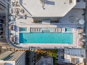 Stunning Skyline and Bay View Luxury Apartment