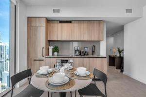 Stunning Skyline and Bay View Luxury Apartment