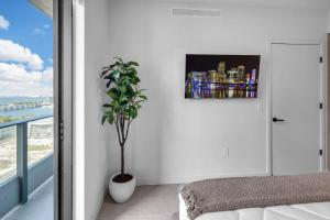 Stunning Skyline and Bay View Luxury Apartment