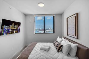 Stunning Skyline and Bay View Luxury Apartment
