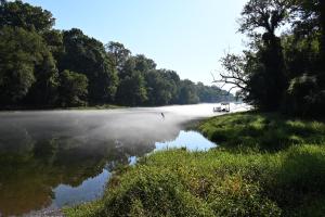 Riverfront Little Red Cabin, Hot Tub, World-class Trout Fishing, Views & Boat Access