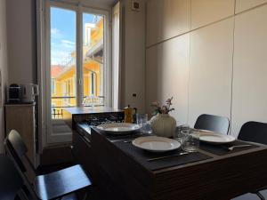 Classic Milanese Home with Balcony & City Views