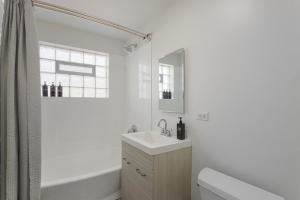 2BR,1BA Apt with Modern Amenities Rogers Park and Free Parking