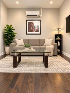 Beautiful and Cozy Apartment Steps from Lansdowne Station with Netflix