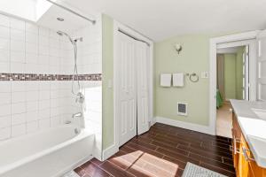 Private 4BR House Free Parking Near Airport &Mall