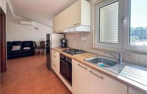 1 Bedroom Amazing Home In Tribunj