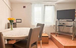 1 Bedroom Amazing Home In Tribunj