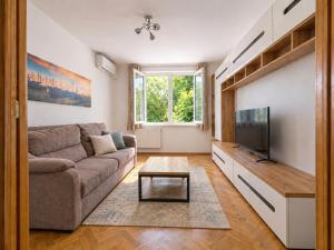 Comfort 14 - Quiet City Apartment with Free Parking