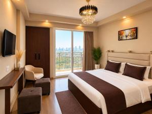 Cozy studio near Pari Chowk & Expo mart