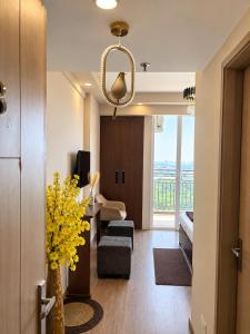 Cozy studio near Pari Chowk & Expo mart