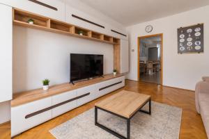 Comfort 14 - Quiet City Apartment with Free Parking