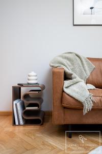 Luxury 2BR with Sauna, Work Station, City Center