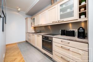 Luxury 2BR with Sauna, Work Station, City Center
