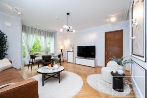 Luxury 2BR with Sauna, Work Station, City Center
